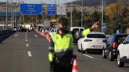 Agentes de Guardia Civil realizan un control en la AP-6, entre Castilla y León y Madrid, este viernes.