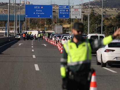 Agentes de Guardia Civil realizan un control en la AP-6, entre Castilla y León y Madrid, este viernes.
