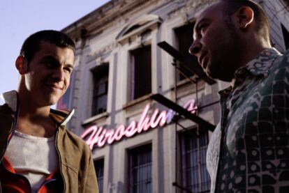 Mario Casas y Vicente Romero, en <i>Carne de neón.</i>