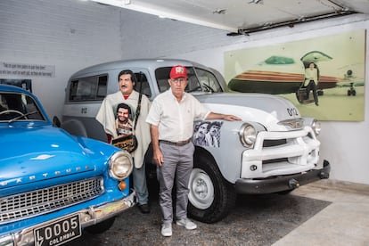 Roberto Escobar, hermano mayor del narcotraficante Pablo Escobar, posa en el garaje del museo dedicado a la memoria del extinto capo del cartel de Medellín, este diciembre.