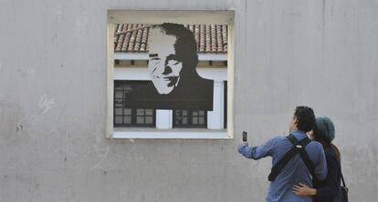 Una pareja hace una foto a un retrato de Garc&iacute;a M&aacute;rquez colocado frente a la Casa de la Moneda en el centro de Bogot&aacute; (Colombia).