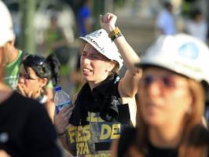 Una mujer durante su participación en la manifestación que las mujeres de los mineros de las cuencas de Asturias, León y Aragón han celebrado esta tarde por las calles de Madrid, para rememorar el primer aniversario de la III Marcha Negra del Carbón.