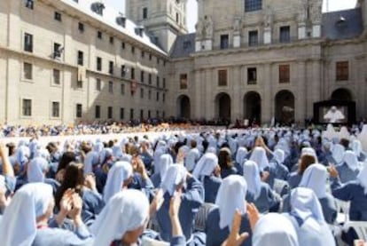 Las monjas aplauden al Papa en el Escorial.