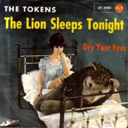 Carátula con el disco de The Tokens y la grabación de 'The Lion Sleeps Tonight'.