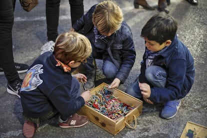 Una de las grandes diversiones de los niños durante estos días son los petardos.