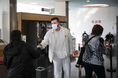 Punto de acceso para pacientes y familiares del Hospital del Mar de Barcelona, este lunes.