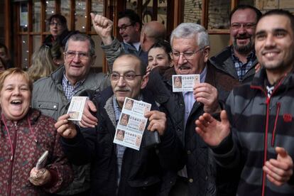 Clientes y dueños del Bar Ziortza, en Bilbao, celebran el primer premio de la Lotería del Niño, dotado con 2.000.000 de euros a la serie.