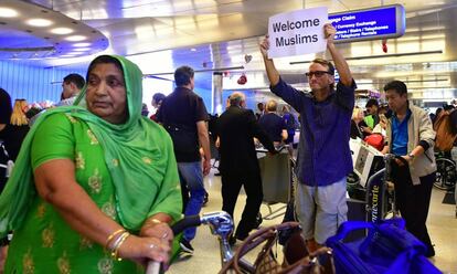 Un hombre sujeta un cartel que reza "Bienvenidos, musulmanes" en el aeropuerto de Los Angeles.