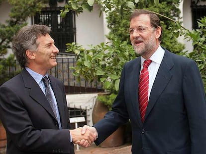 Mariano Rajoy saluda al alcalde de Buenos Aires, Mauricio Macri.