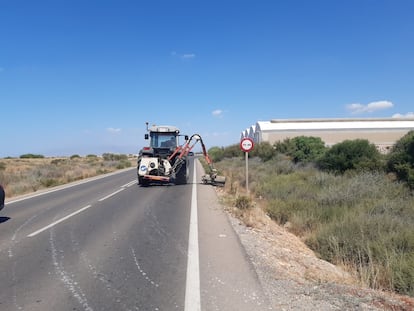 Obras de conservación en una carretera de Almeria.