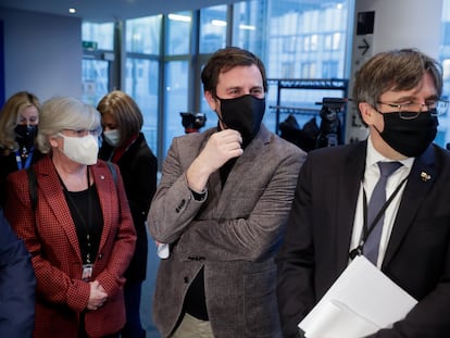 El expresidente catalán Carles Puigdemont (derecha) junto a los exconsejeros de la Generalitat Clara Ponsatí y Antoni Comín, antes de comparecer en la Comisión de Asuntos Jurídicos del Parlamento Europeo el pasado 14 de enero.