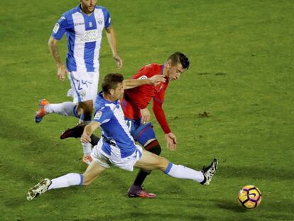 Martín y Timor luchan por el balón.