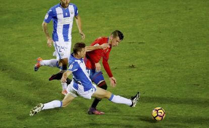 Martín y Timor luchan por el balón.