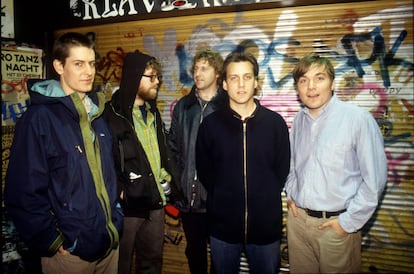 Stephen Malkmus, Steve West, Bob Nastanovich, Scott Kannberg, Mark Ibold. O sea, el grupo Pavement, en 1997.