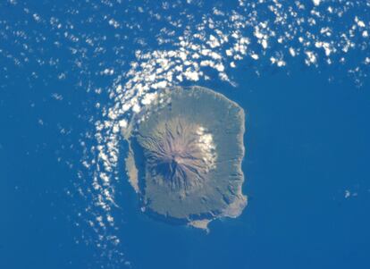 Vista aérea de la isla de Tristán de Acuña, en el Atlántico sur y perteneciente al Reino Unido.