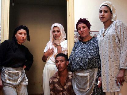 Mina, con cuatro de sus hijos, en su casa de Beni Mellal. Ahmed (sentado) cruzó el Estrecho escondido en un camión cuando tenía 15 años.