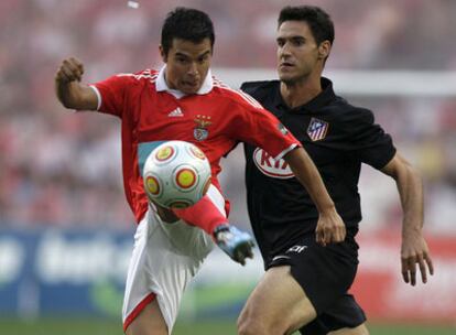 Saviola controla el balón ante Pablo.