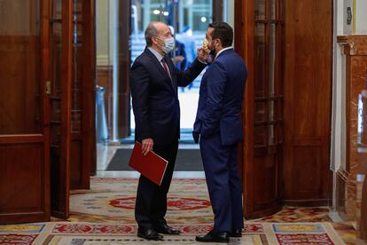 El ministro de Justicia, Juan Carlos Campo, conversa con el portavoz de Ciudadanos, Miguel Gutiérrez, en un pasillo del Congreso.