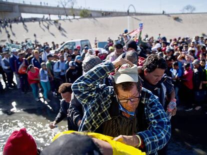 Inmigrantes de la caravana, durante el intento de asalto a la valla el pasado 25 de noviembre en Tijuana. 