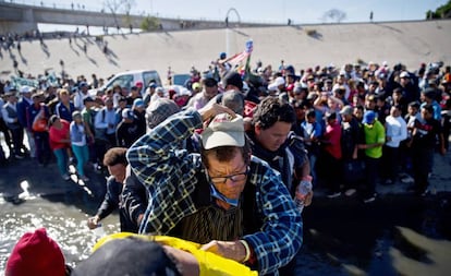 Inmigrantes de la caravana, durante el intento de asalto a la valla el pasado 25 de noviembre en Tijuana. 