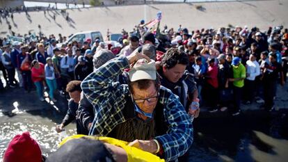 Imigrantes da caravana durante tentativa de invasão do território norte-americano em 25 de novembro, em Tijuana.