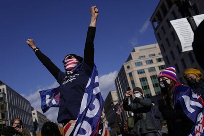 Una seguidora demócrata celebra el nombramiento del nuevo presidente mientras escucha el discurso inaugural de Joe Biden, en Washington. 