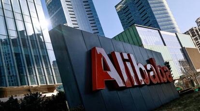 Logo de Alibaba, delante de las oficinas de la compañía china en Beijing.