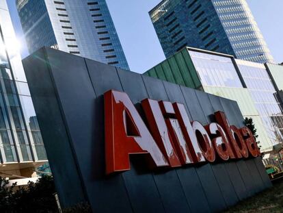 Logo de Alibaba, delante de las oficinas de la compañía china en Beijing.