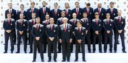 La selección española de fútbol, vestida de Pedro del Hierro.