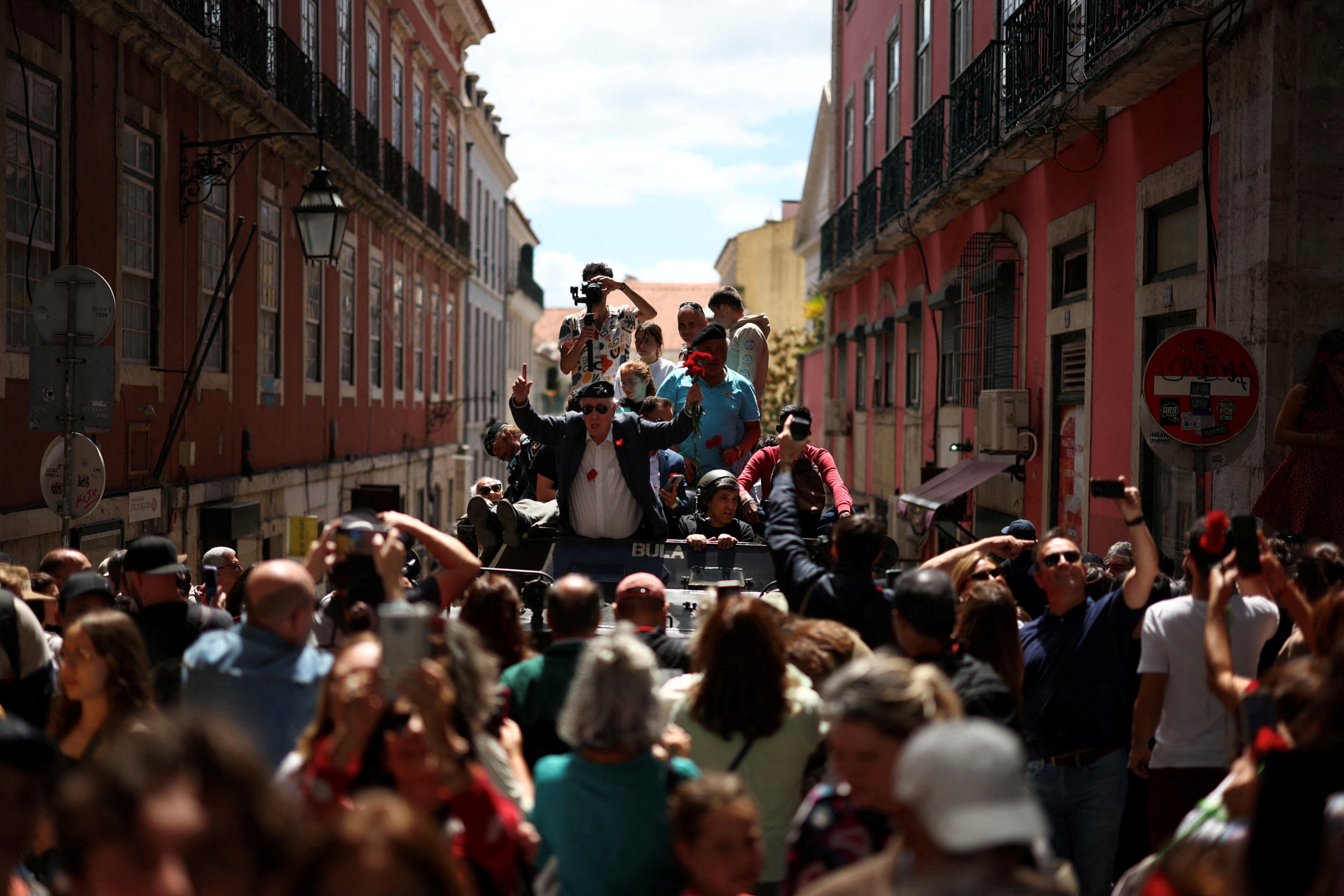 Militares retirados avanzan por las calles de Lisboa en un vehículo original de la Revolución de los Claveles, este jueves durante las conmemoraciones del 50 aniversario del levantamiento.