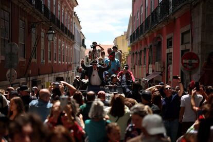 Retired soldiers advance through the streets of Lisbon in an original vehicle from the Carnation Revolution, this Thursday during the commemorations of the 50th anniversary of the uprising.