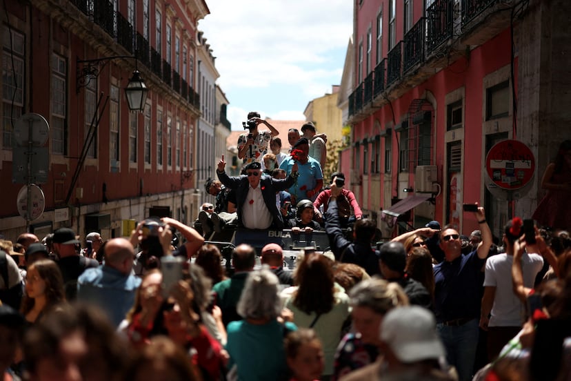 Militares retirados avanzan por las calles de Lisboa en un vehículo original de la Revolución de los Claveles, este jueves durante las conmemoraciones del 50 aniversario del levantamiento.