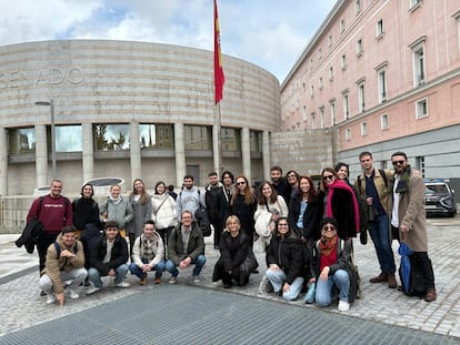 Alumnos de la 39ª promoción de la Escuela de Periodismo UAM-El PAÍS en una visita al Senado en febrero de 2025.