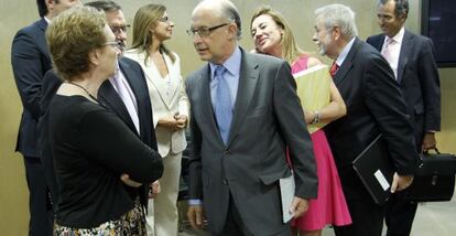 El ministro de Hacienda, Cristóbal Montoro, y su equipo junto con consejeros de Economía regionales.