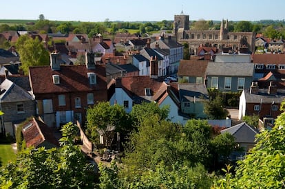 Una abadía agustina, las ruinas del castillo, una iglesia medieval y el museo local se hermanan con las características casas pintadas en tonos pastel de Clare para convertir a este pueblo en uno de los centros patrimoniales del valle de Stour. A menos de una hora de la ciudad universitaria de Cambridge, el pueblo canaliza sus actividades al aire libre en su particular corredor verde: la antigua vía del tren.