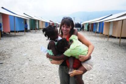 Una voluntaria juega con dos niñas en Puerto Príncipe, tras el terremoto de Haití de 2010.