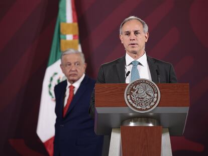 El subsecretario de Salud, Hugo López-Gatell, anuncia el fin de la emergencia nacional por la covid-19, durante la conferencia de Presidencia de este martes.