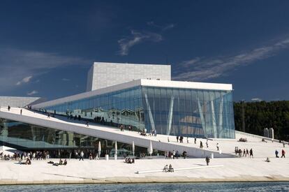 La  Ópera de Oslo, un iceberg sobre el fiordo de la capital noruega.