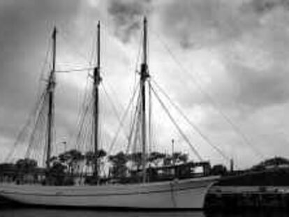 B 34644 - (22/05/2000) - Color - Trabajos de restauración del pailebote de 1918 recuperado por el Museu Marítim de Barcelona, atracado en el Moll d' Espanya del puerto - Foto : Marcel.lí Sáenz -