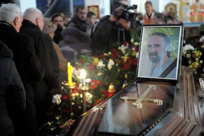 Una multitud muestra sus respetos, 24 de enero de 2014, a Yuri Verbitsky, de 51 años, uno de los manifestantes fallecidos cuyo cuerpo se encontró en las cercanías de Kiev, durante su funeral en la plaza de la independencia de Lviv (Ucrania).