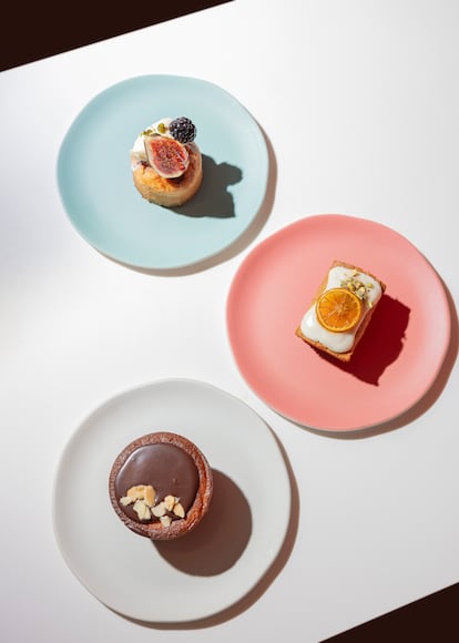 Tres pasteles del restaurante del barrio de Spitalfields, desde arriba: 'financier' con mezcla de frutas; pastel de mandarina y pistacho con glaseado de 'yuzu', y pastel sin harina de naranja y almendras con 'ganache' de chocolate.