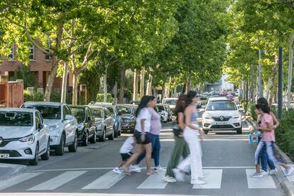 Una calle en el centro de Tres Cantos (Madrid).