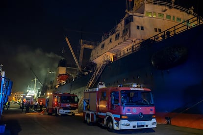 El pesquero 'Sveaborg', incendiado durante unas tareas de mantenimiento este jueves en el puerto de La Luz de Las Palmas de Gran Canaria.