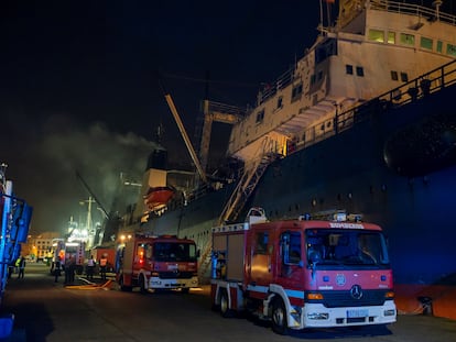 El pesquero 'Sveaborg', incendiado durante unas tareas de mantenimiento este jueves en el puerto de La Luz de Las Palmas de Gran Canaria.
