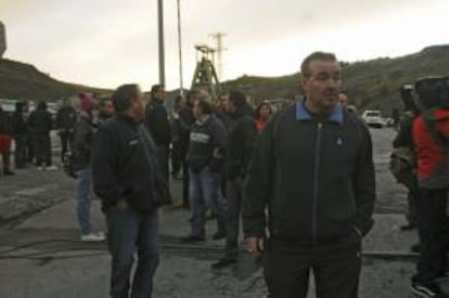 Varias personas en las inmediaciones del Pozo Emilio del Valle de Llombera de Gordón (León).