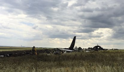 Restos do avião derrubado no aeroporto de Luhansk.