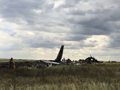 Restos do avião derrubado no aeroporto de Luhansk.