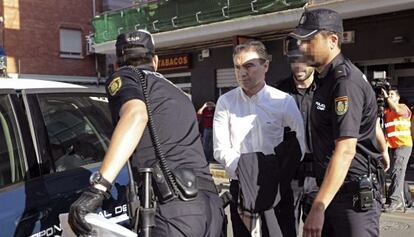 Serafín Castellano llega esposado al juzgado de Sagunto tras su detención el pasado mes de mayo.