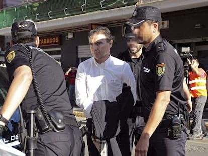 Seraf&iacute;n Castellano llega esposado al juzgado de Sagunto.