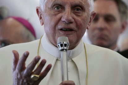 Benedicto XVI se dirige a los periodistas en el avión que le trasladó a Portugal.